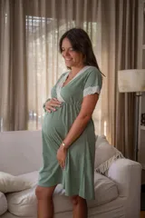 Camisón verde con textura acanalada, escote cruzado con puntilla blanca, corte imperio y mangas 3/4.