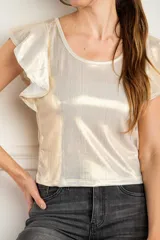 Remera ajustada con mangas rizadas, de tejido ligero y fluido, en color dorado.