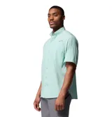 Camisa de manga corta Columbia Tamiami II para hombre, color verde agua. Confeccionada en tejido ripstop con tecnología Omni-Wick de secado rápido y protección solar Omni-Shade UPF 40. Cuenta con dos bolsillos frontales con cierre de velcro y soporte para caña de pescar.