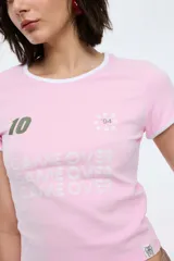 Remera corta de algodón a rayas horizontales blancas y rojas, con cuello y mangas con ribete al tono.