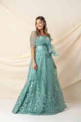 Vestido largo de fiesta color verde seco, confeccionado en tul bordado con hilo de seda. Diseño de falda amplia con bolsillos. Incluye chal con el mismo bordado.