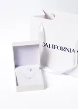 Cadena de plata 925 con dije de mariposa calada con tres incrustaciones de circonia.