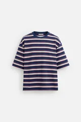 Camiseta de hombre a rayas horizontales azul marino, blancas y rojas, de corte relaxed fit, cuello redondo y manga corta.