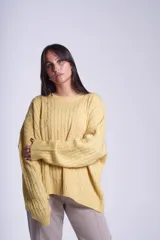 Sweater amarillo de punto trenzado con cuello redondo y corte oversize.