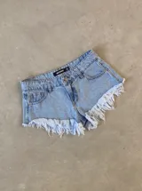Short de jean celeste con terminación desflecada.