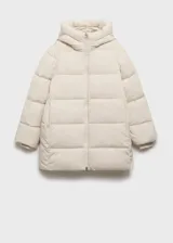 Campera puffer color beige con capucha, cierre frontal con cremallera y bolsillos laterales.