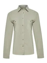 Camisa de algodón orgánico color verde claro, de manga larga, con cuello camisero, cierre frontal con botones y dos bolsillos con solapa en el pecho.