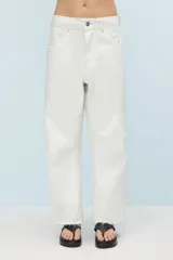 Jean blanco de denim 100% algodón, de calce relajado y pierna semi bombe. Cuenta con recortes en la entrepierna y pinzas que generan un efecto curvo. Con ruedo al corte y desflecado, doble bolsillo trasero del lado derecho, badana y avíos marcarios personalizados.