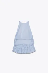 Top de popelina con rayas verticales celestes y blancas, cuello halter ajustable, detalle de frunces, espalda descubierta con tira ajustable y cierre lateral con cremallera oculta.