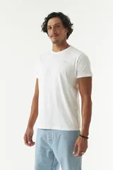 Remera color salmón de corte clásico, cuello redondo y logo bordado en el pecho.