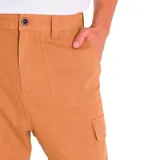 Pantalón de algodón en color tostado, con bragueta de cremallera, diseño recto y múltiples bolsillos.