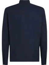 Camisa de vestir azul marino de algodón regenerativo, con cuello inglés, manga larga y logo bordado en el pecho.