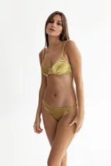 Conjunto de bikini de terciopelo color mostaza, compuesto por un corpiño con aro y breteles finos regulables, y una bombacha clásica de tiro bajo.