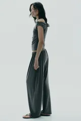 Pantalón celeste de tiro bajo con cintura elástica y corte amplio.