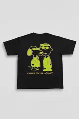 Remera negra de algodón con estampado en la espalda de dos personajes de caricatura con gafas de sol y la frase "Where is the actor?" en verde neón.