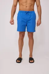 Short de baño color lila con cordón ajustable en la cintura y parche con logo de la marca en la pierna.