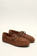 Mocasines náuticos de cuero color marrón, con cordones de cuero y suela de goma.