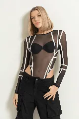 Body de mangas largas de tul negro con líneas geométricas blancas.