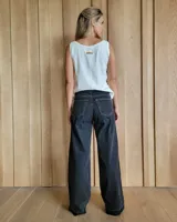 Conjunto de jean celeste compuesto por un top sin mangas y un pantalón de pierna ancha.