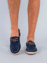 Slip on de cuero color azul marino, con construcción de yute y forro de algodón orgánico, ofreciendo un look veraniego y ligero.