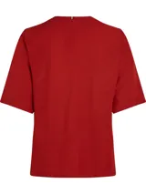 Blusa color ladrillo de Tommy Hilfiger, de corte regular, con cuello en V y mangas cortas.