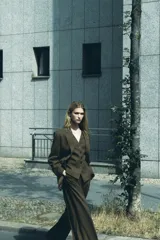 Blazer marrón de Zara Woman Collection, con cuello solapa y manga larga. Tiene bolsillos de vivo en el delantero y cierre frontal cruzado con botón.