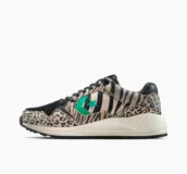 Championes Converse Wave Trainer OX con estampado animal print de leopardo y cebra, con logo de la marca en color verde.