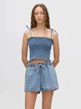 Short de denim celeste con cordón ajustable en la cintura y corte relajado.