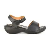 Sandalias bajas negras de cuero, con tira ancha sobre el empeine y pulsera con hebilla al tobillo.