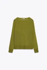 Jersey de punto color verde oliva, con cuello redondo y manga larga. Tiene bajo con aberturas laterales y acabados en rib.