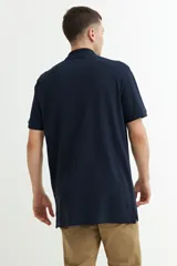 Remera polo gris de manga corta con cuello clásico y tapeta de dos botones.