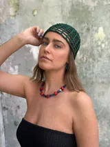 Collar corto con cuentas de coral, nácar teñido y cristales checos. Se cierra con cadena de acero quirúrgico y ganchito para regular el largo.