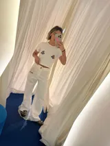 Pantalón jean blanco de corte acampanado.