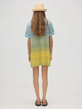Vestido corto con corte básico y cuello redondo, con puños a rayas en color contrastante.