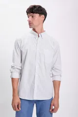 Camisa blanca a rayas verticales azules, de manga larga y corte clásico.