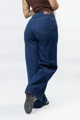 Pantalón de jean azul oscuro, tiro alto, de corte ancho (wide leg) y largo.