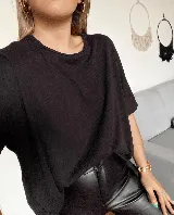 Remerón blanco de morley de algodón, manga corta, con dos pequeñas aberturas frontales y terminación en pico en la parte trasera.