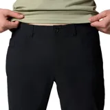 Pantalón chino negro de corte recto, con múltiples bolsillos y tecnología Omni-Shield™ que repele la humedad y resiste las manchas.