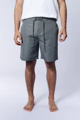 Short de baño gris con cintura elástica ajustable.