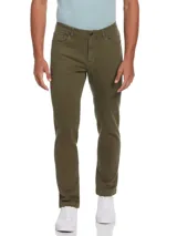 Pantalón de gabardina color verde oliva, de corte slim fit, con cinco bolsillos, cierre con botón y remaches metálicos.