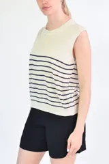 Musculosa negra de corte recto.