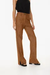 Pantalón de algodón color rosa, de corte recto y estilo fluido.