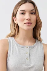 Musculosa gris melange de canale con cuello redondo y botonadura frontal.