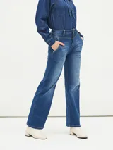 Pantalón jean de tiro alto, corte recto y color azul oscuro.