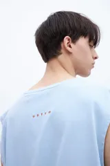 Musculosa gris oscuro de algodón con cuello redondo y sisas amplias.