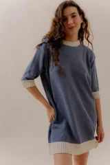 Vestido corto tejido en punto color negro con cuello, puños y ruedo en blanco.