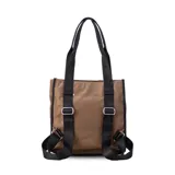 Cartera mochila de color azul marino confeccionada en nylon, con un diseño versátil que permite su uso como bolso de mano o mochila. Presenta dos bolsillos frontales con cierre de cremallera negra y tiradores largos, correas de cinta negra resistente y un compartimento principal de gran capacidad.