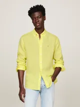 Camisa de lino color amarillo claro, de corte regular, cuello abotonado y manga larga.