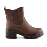 Botas Chelsea color marrón con elástico lateral, caña baja y suela track con taco ancho.