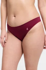 Conjunto de lencería color borgoña, compuesto por un corpiño con aro y breteles regulables, y una bombacha tipo colaless.